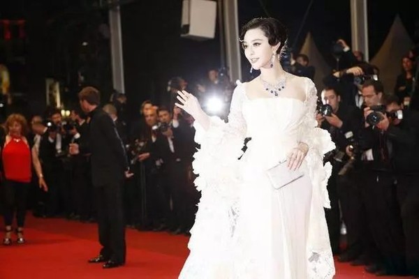 Những chiếc váy cưới của sao Hoa Ngữ: Xa hoa nhất là của Angelababy trong khi Lâm Y Thần lại khiêm tốn, không khoa trương - Ảnh 1. Những chiếc váy cưới của sao Hoa Ngữ: Xa hoa nhất là của Angelababy trong khi Lâm Y Thần lại khiêm tốn, không khoa trương - Ảnh 1.