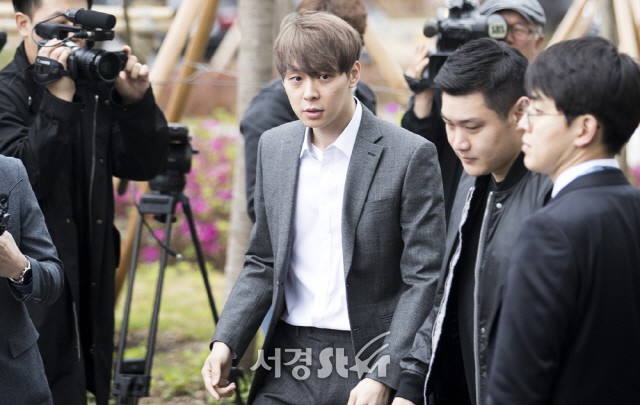 Yoochun chính thức bị bắt vì tội sử dụng ma túy: Khi đến tươi tỉnh khi về tiều tuỵ, tay bị còng và trói bằng dây thừng - Ảnh 1.