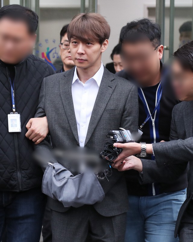 Yoochun chính thức bị bắt vì tội sử dụng ma túy: Khi đến tươi tỉnh khi về tiều tuỵ, tay bị còng và trói bằng dây thừng - Ảnh 7.