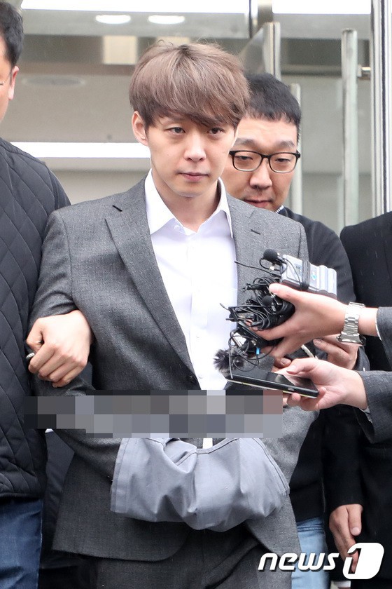 Yoochun chính thức bị bắt vì tội sử dụng ma túy: Khi đến tươi tỉnh khi về tiều tuỵ, tay bị còng và trói bằng dây thừng - Ảnh 8.