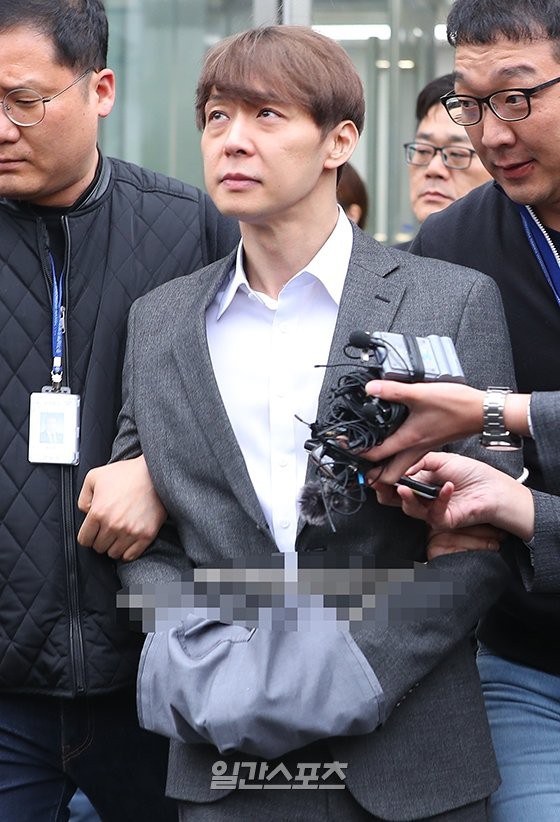 Yoochun chính thức bị bắt vì tội sử dụng ma túy: Khi đến tươi tỉnh khi về tiều tuỵ, tay bị còng và trói bằng dây thừng - Ảnh 9.