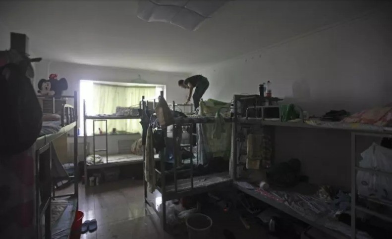 Cận cảnh bộ lạc người kiến, người chuột sống chen ch&uacute;c ngột ngạt dưới l&ograve;ng đất những đ&ocirc; thị phồn hoa bậc nhất Trung Quốc - Ảnh 16.