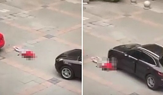 Thương nhau lắm cắn nhau đau: Cãi nhau dữ dội, bạn trai lái siêu xe kéo lê bạn gái mặc người yêu khóc lóc, van nài - Ảnh 2. Thương nhau lắm cắn nhau đau: Cãi nhau dữ dội, bạn trai lái siêu xe kéo lê bạn gái mặc người yêu khóc lóc, van nài - Ảnh 2.