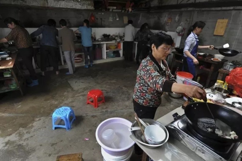 Cận cảnh bộ lạc người kiến, người chuột sống chen ch&uacute;c ngột ngạt dưới l&ograve;ng đất những đ&ocirc; thị phồn hoa bậc nhất Trung Quốc - Ảnh 8.