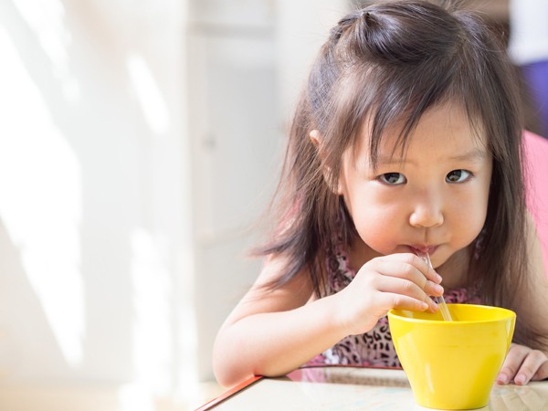 Điểm danh nhanh 5 kiểu ăn sáng độc hại cha mẹ hay cho trẻ ăn, đặc biệt là số 4 nhiều phụ huynh đang mắc phải - Ảnh 1.