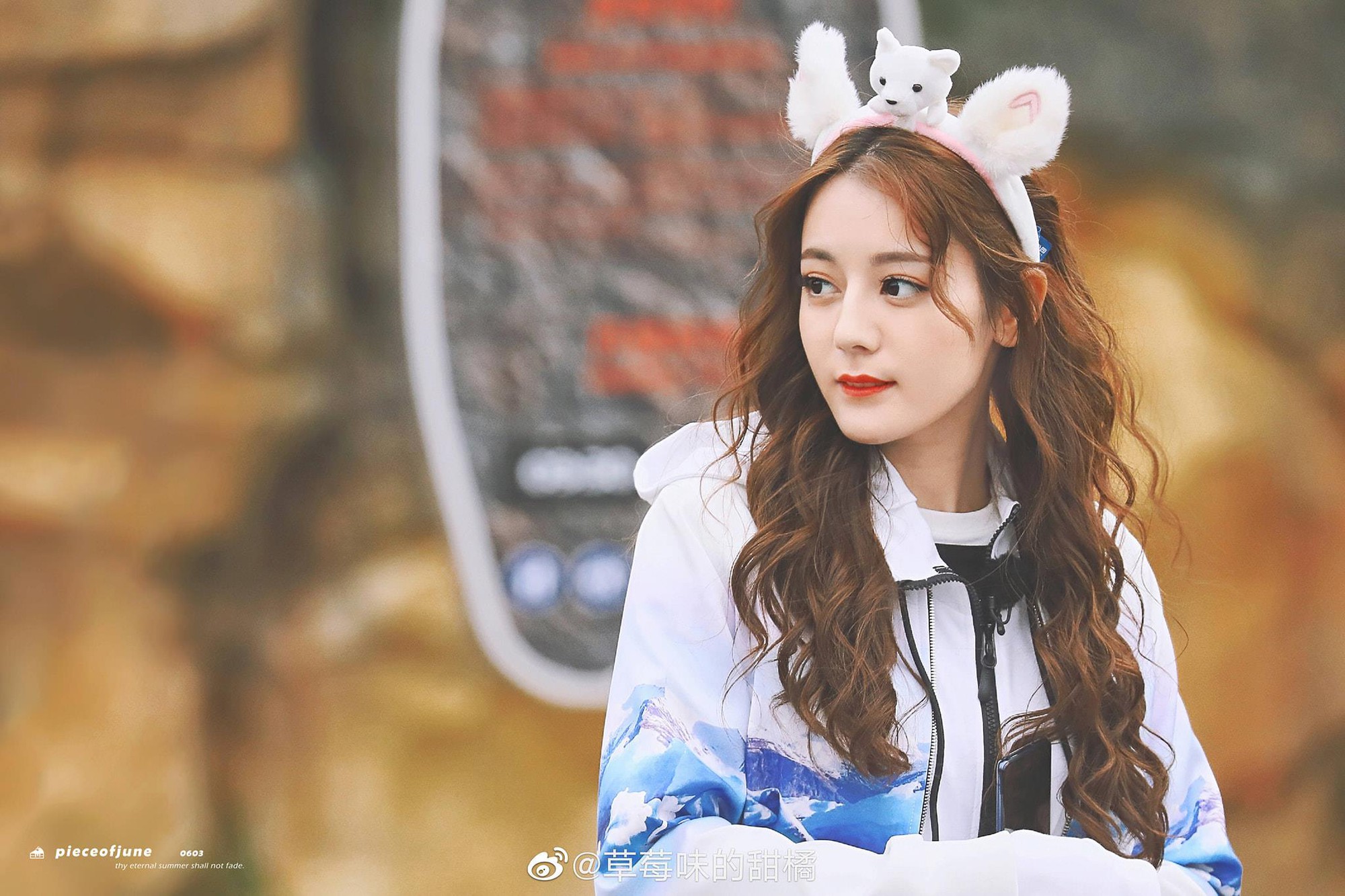 Running Man Hoa Ngữ: Fan Kêu Gào Đòi Địch Lệ Nhiệt Ba, Chỉ Trích Cô Gái Trẻ Vì... Mặt Đánh Phấn Trắng Quá Mức