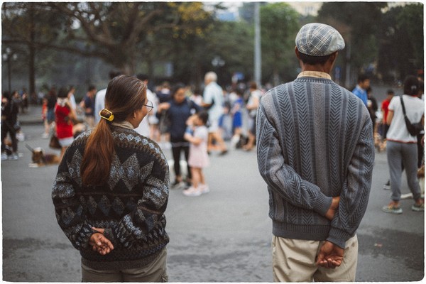Đôi vợ chồng già lần đầu tiên dắt tay nhau đến Hà Nội: Tình yêu tuổi xế chiều ngọt ngào, lãng mạn thế đấy! - Ảnh 7.