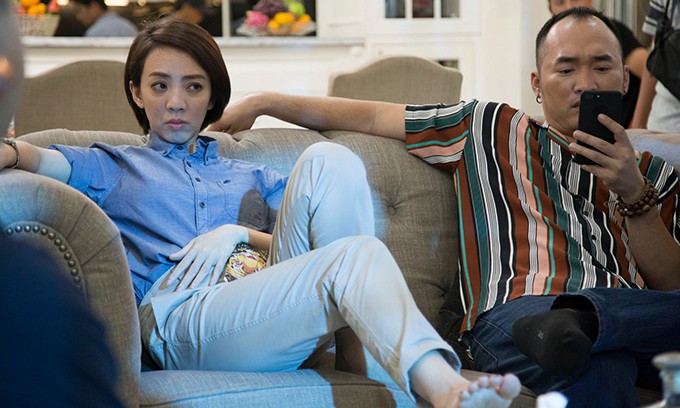 Chị 13 mới ch&iacute;nh thức b&aacute;n v&eacute; được 5 ng&agrave;y đ&atilde; bị quay l&eacute;n tuồn ra ngo&agrave;i, Thu Trang - Tiến Luật van xin cộng đồng mạng - Ảnh 6.