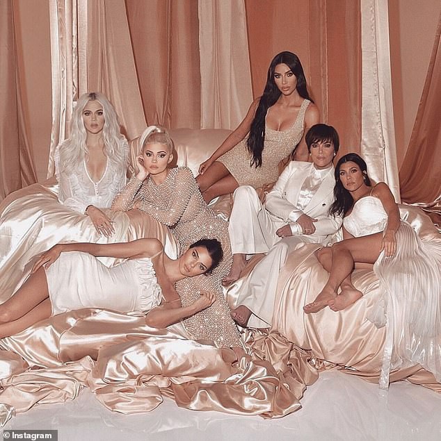 Ảnh gia đình Kardashian tưởng sang, quyền lực nhưng đầy lỗi photoshop: Giàu mà chẳng thuê nổi người chỉnh ảnh có tâm - Ảnh 1.