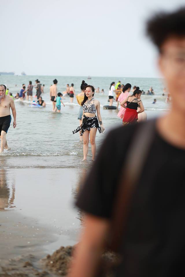 Thanh niên bị bạn hại thê thảm ngày lễ: Tạo dáng điên đảo trên bờ biển nhưng cũng chỉ làm nền cho các girl xinh phía sau - Ảnh 2.