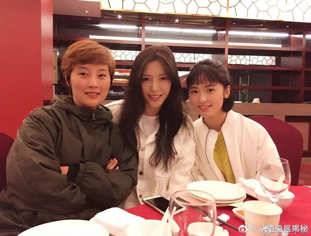Quản Lý Xinh Đẹp Gây Bão Weibo: Biến Thẩm Nguyệt Thành 