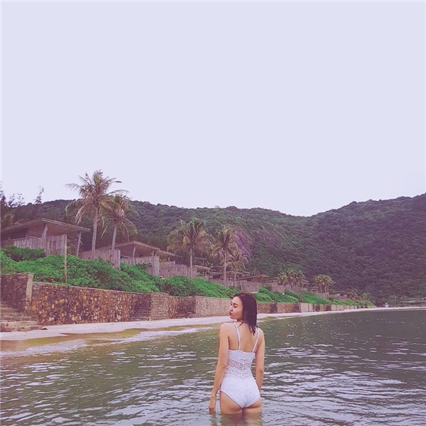 Khoe ảnh bikini nóng bỏng, Ninh Dương Lan Ngọc chính thức gia nhập hội mỹ nhân khoe dáng mùa hè - Ảnh 5.