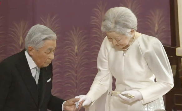 Khoảnh khắc xúc động nhất trong Lễ thoái vị: Nhật hoàng Akihito rưng rưng nắm chặt tay, dìu bước người bạn đời gắn bó 60 năm trong thời khắc chuyển giao lịch sử - Ảnh 2.