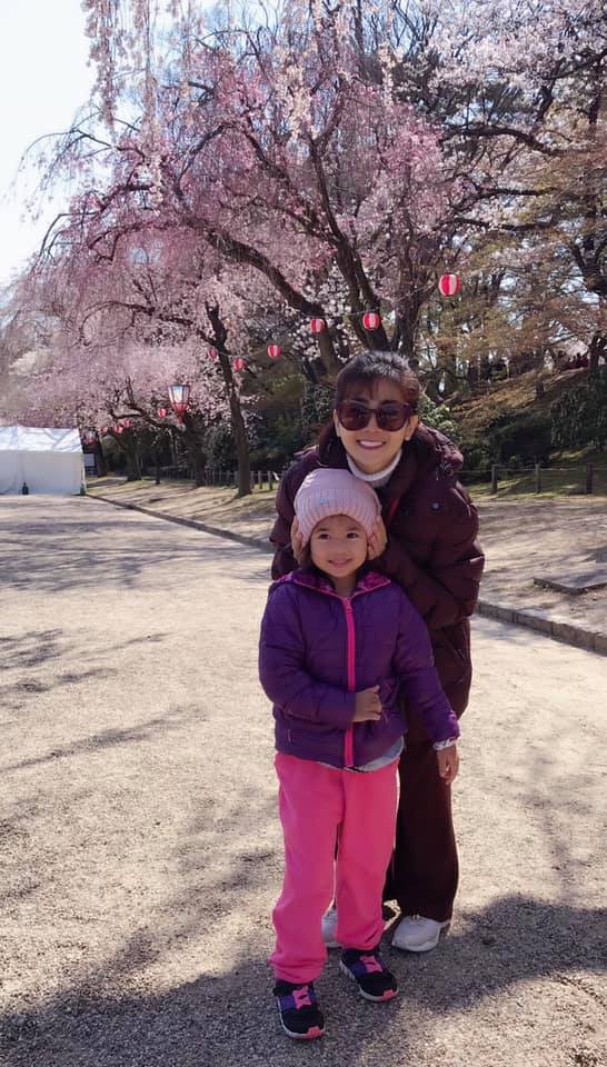 Mai Phương tươi tắn cùng con gái đi du lịch Nhật Bản sau gần 1 năm điều trị ung thư phổi - Ảnh 1.