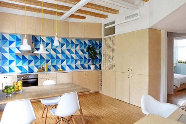Ăn gian diện tích căn hộ nhỏ bằng cách kết hợp hai màu sắc và chất liệu trang trí này - Ảnh 1.
