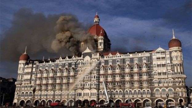 Thảm sát Mumbai 2008 từ kí ức của người sống sót: Viên cảnh sát kể chuyện bị chở đi cùng những thi thể của đồng đội trong đêm kinh hoàng - Ảnh 2.