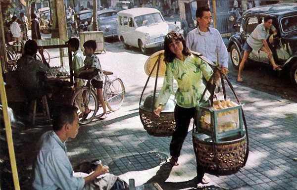 Với tiết trời nóng tới chín thịt ở Sài Gòn lúc này, gặp được xe trái cây cóc ổi mía ghim có thể được xem là một loại duyên phận - Ảnh 2.