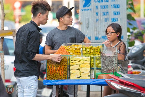 Với tiết trời nóng tới chín thịt ở Sài Gòn lúc này, gặp được xe trái cây cóc ổi mía ghim có thể được xem là một loại duyên phận - Ảnh 5.