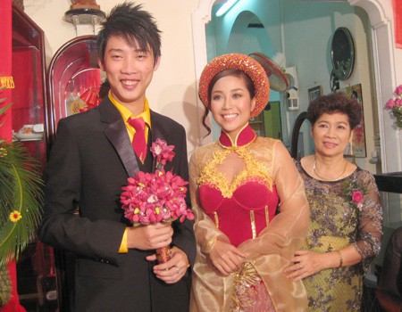 Mẹ 3 con Ốc Thanh Vân mặc váy cưới vẫn trẻ trung, kỷ niệm 11 năm ngày lên xe hoa - Ảnh 5.