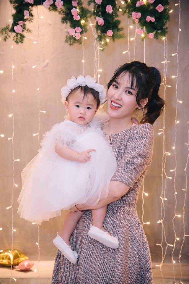 Tiểu công chúa nhà Tú Vi - Văn Anh xinh xắn trong tiệc thôi nôi ngập sắc hồng - Ảnh 1. Tiểu công chúa nhà Tú Vi - Văn Anh xinh xắn trong tiệc thôi nôi ngập sắc hồng - Ảnh 1.