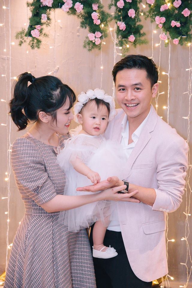 Tiểu công chúa nhà Tú Vi - Văn Anh xinh xắn trong tiệc thôi nôi ngập sắc hồng - Ảnh 3. Tiểu công chúa nhà Tú Vi - Văn Anh xinh xắn trong tiệc thôi nôi ngập sắc hồng - Ảnh 3.