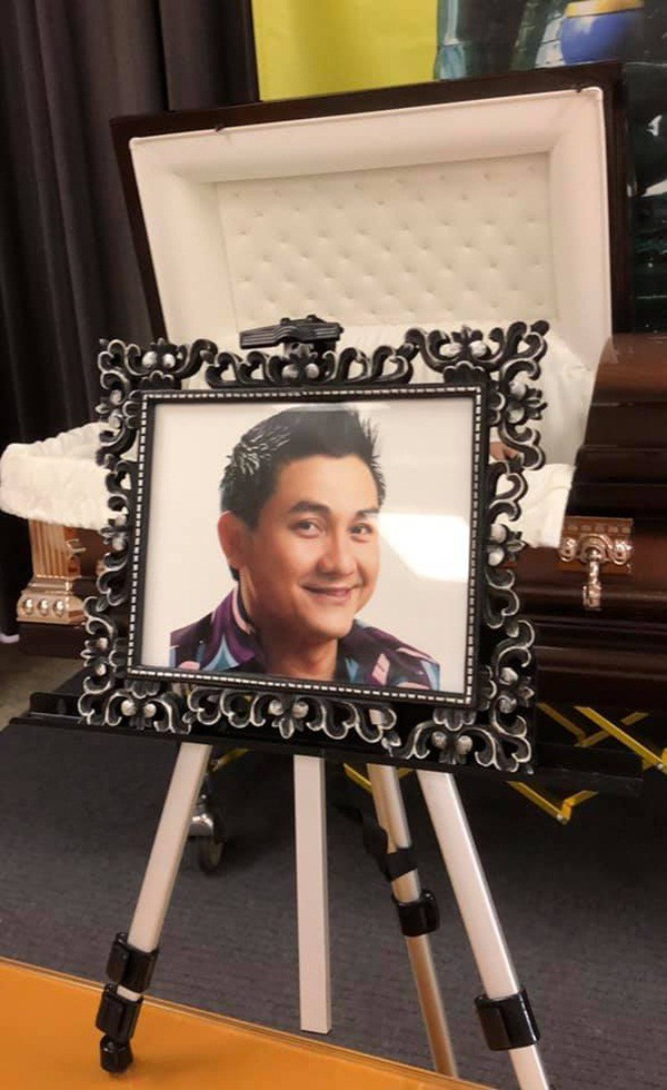 Bạn bè đồng nghiệp lặng người nói lời tạm biệt sau cùng với nghệ sĩ Anh Vũ trong đám tang tại Mỹ  - Ảnh 1.