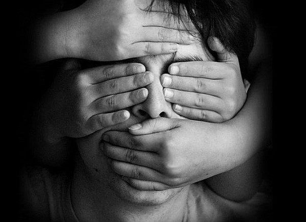 Trẻ bị lạm dụng tình dục không dám nói ra, nhưng những hành vi dưới đây của trẻ sẽ giúp bạn nhận biết được - Ảnh 1.