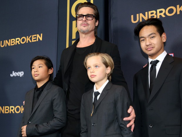 Ly hôn Brad Pitt chưa xong, Angelina Jolie đã dính phải tin đồn hẹn hò lén lút cùng đối tượng cũ - Ảnh 3. Ly hôn Brad Pitt chưa xong, Angelina Jolie đã dính phải tin đồn hẹn hò lén lút cùng đối tượng cũ - Ảnh 3.