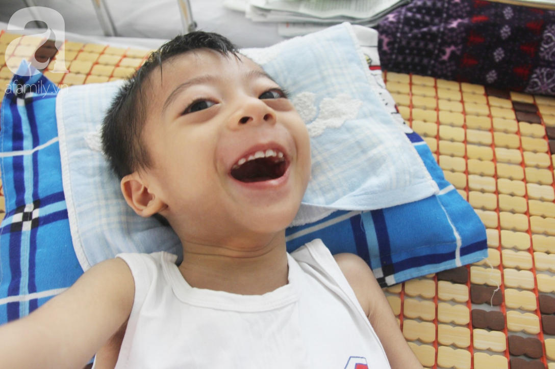 Nụ cười ngây dại của Huy, 3 tuổi chỉ nằm một chỗ không có mẹ chăm sóc, may mắn được mọi người giúp đỡ - Ảnh 2.