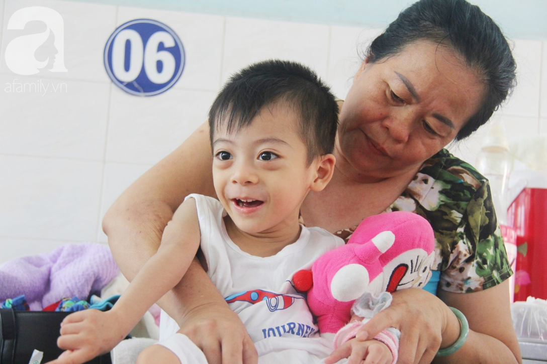 Nụ cười ngây dại của Huy, 3 tuổi chỉ nằm một chỗ không có mẹ chăm sóc, may mắn được mọi người giúp đỡ - Ảnh 10.