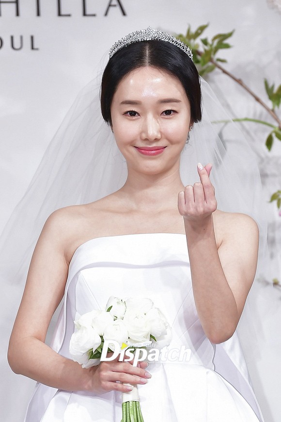 Đám cưới hot nhất hôm nay: Vợ chồng Lee Byung Hun đích thân tham dự, Seohyun - Dara xinh đẹp bên Son Ye Jin - Ảnh 4.