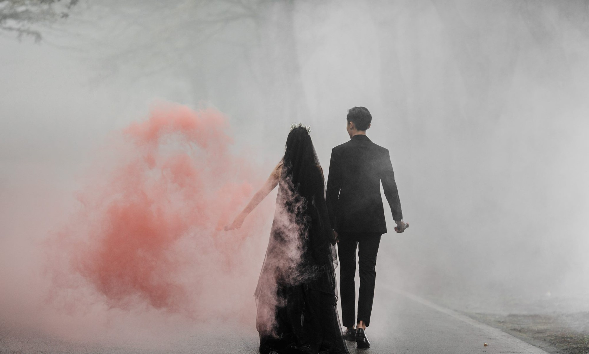 Đám cưới đen ma mị mang đến không khí lãng mạn và huyền bí. Hãy xem hình ảnh để đắm chìm trong khung cảnh đầy bí ẩn và lãng mạn của đám cưới đen.