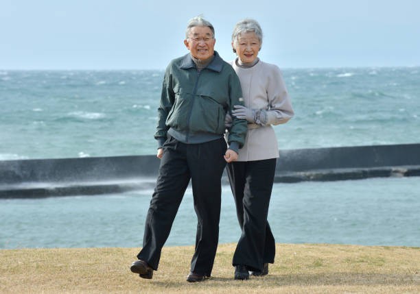Vua và hoàng hậu Nhật Bản gây bất ngờ khi tản bộ bên ngoài cung điện ngắm hoa anh đào nở nhưng cách ông thể hiện tình cảm với bạn đời 60 năm mới khiến người ta ngưỡng mộ - Ảnh 5.