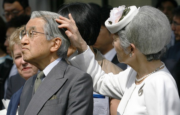 Vua và hoàng hậu Nhật Bản gây bất ngờ khi tản bộ bên ngoài cung điện ngắm hoa anh đào nở nhưng cách ông thể hiện tình cảm với bạn đời 60 năm mới khiến người ta ngưỡng mộ - Ảnh 7.