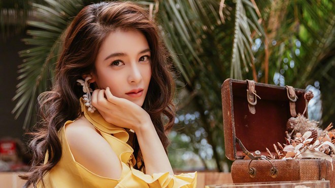 Hậu duệ Tiểu Long Nữ xuất hiện như chủ rạp xiếc, miệng mồm liến thoắng như bà dì hàng xóm! - Ảnh 2. Hậu duệ Tiểu Long Nữ xuất hiện như chủ rạp xiếc, miệng mồm liến thoắng như bà dì hàng xóm! - Ảnh 2.