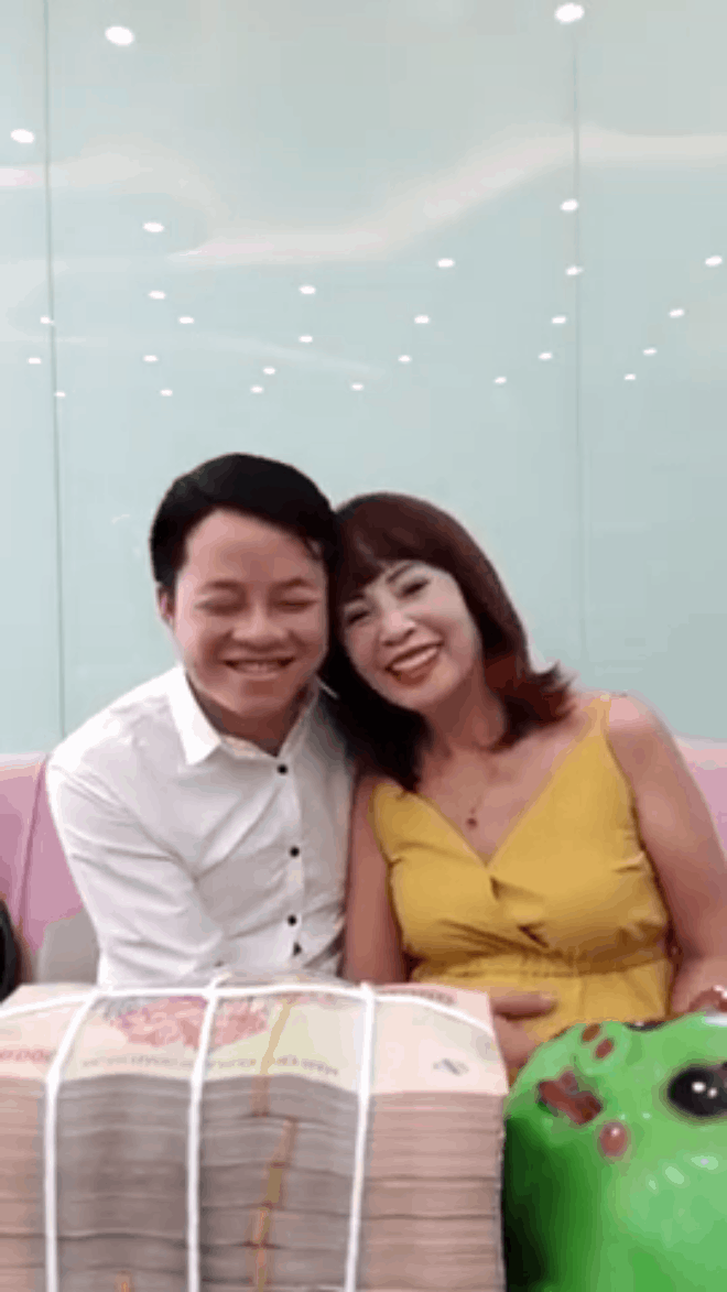 Chuyện lạ khó tin:  Cô dâu Thu Sao 62 tuổi ở Cao Bằng tuyên bố đã mang thai cho chồng trẻ 26 tuổi - Ảnh 2.