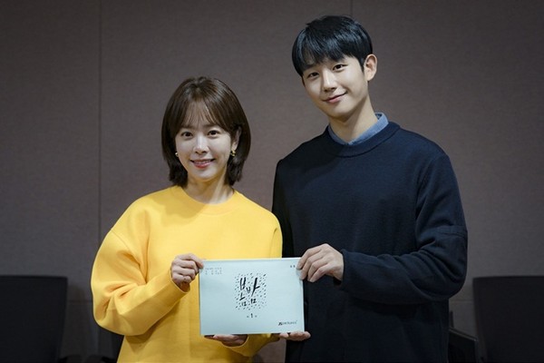 Ngọc nữ Han Ji Min bất ngờ cặp kè trai trẻ kém 6 tuổi Jung Hae In, thêm một cặp Chị đẹp mua cơm mới ra đời - Ảnh 2.