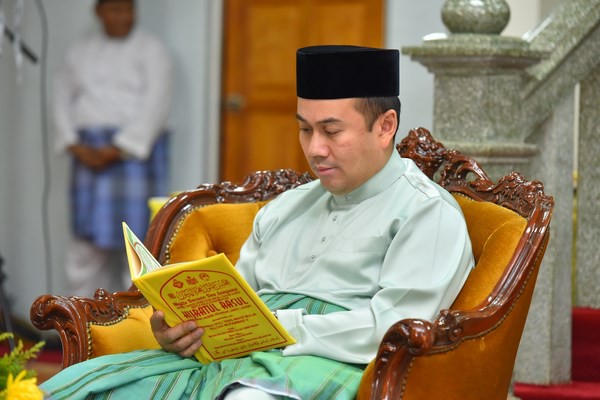 Chân dung vợ sắp cưới của Thái tử Malaysia: Nàng dâu nước ngoài không chuẩn mực nhưng sở hữu đặc điểm có thể thu phục bất cứ cha mẹ chồng khó tính nào - Ảnh 2. Chân dung vợ sắp cưới của Thái tử Malaysia: Nàng dâu nước ngoài không chuẩn mực nhưng sở hữu đặc điểm có thể thu phục bất cứ cha mẹ chồng khó tính nào - Ảnh 2.