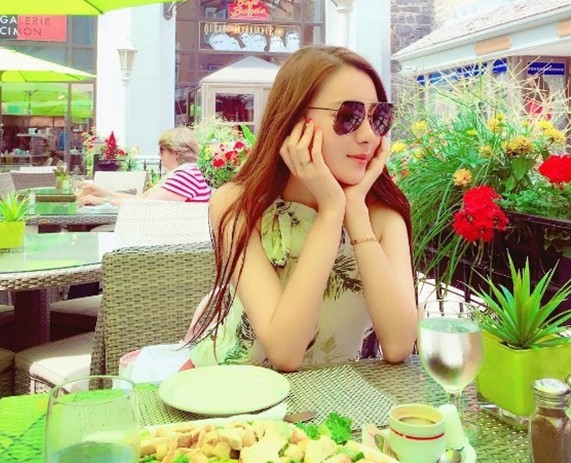Cuộc sống xa hoa của tiểu thư có chiếc cằm đẹp nhất Trung Quốc: Bố mẹ cho chục tỷ mỗi tháng để tiêu xài, muốn xuất bản hẳn cuốn tạp chí về cách sống sang chảnh - Ảnh 1. Cuộc sống xa hoa của tiểu thư có chiếc cằm đẹp nhất Trung Quốc: Bố mẹ cho chục tỷ mỗi tháng để tiêu xài, muốn xuất bản hẳn cuốn tạp chí về cách sống sang chảnh - Ảnh 1.