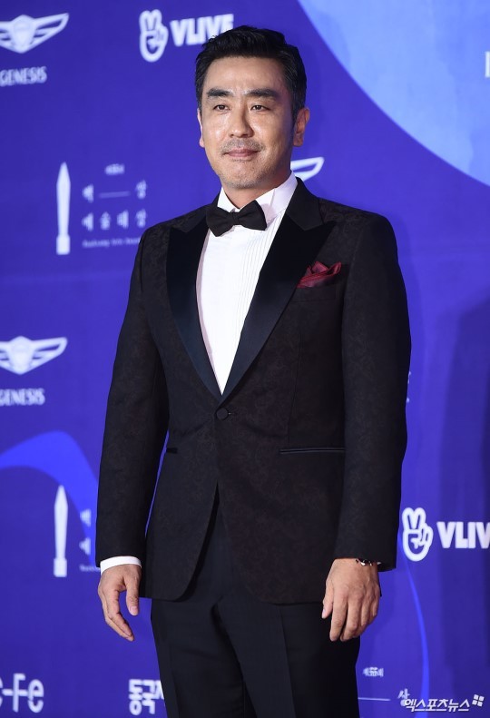 Thảm đỏ Baeksang 2019: Han Ji Min tái hợp bạn trai màn ảnh Hyun Bin, Nam Joo Hyuk - Jung Woo Sung - Ảnh 39.