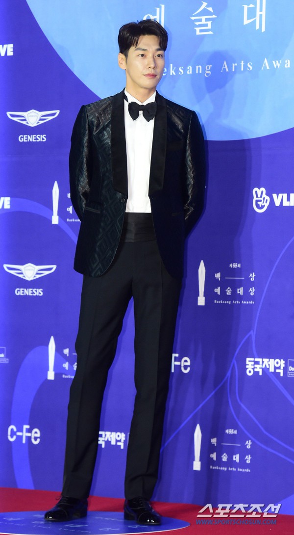 Thảm đỏ Baeksang 2019: Han Ji Min tái hợp bạn trai màn ảnh Hyun Bin, Nam Joo Hyuk - Jung Woo Sung - Ảnh 26.