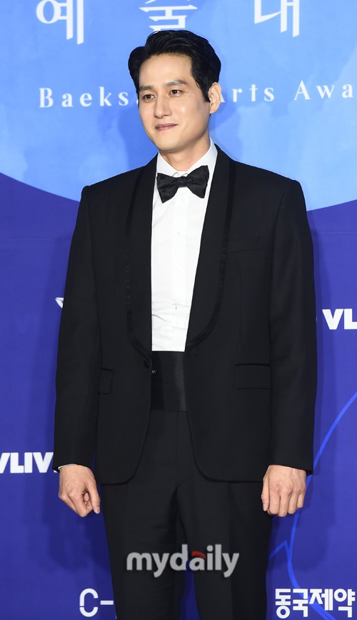 Thảm đỏ Baeksang 2019: Han Ji Min tái hợp bạn trai màn ảnh Hyun Bin, Nam Joo Hyuk - Jung Woo Sung - Ảnh 38.