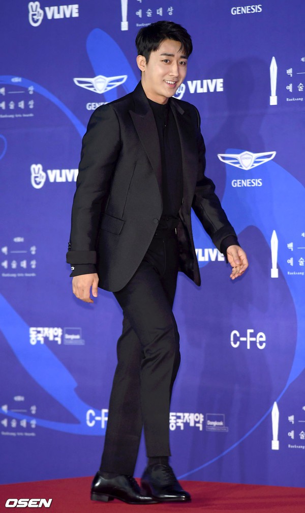 Thảm đỏ Baeksang 2019: Han Ji Min tái hợp bạn trai màn ảnh Hyun Bin, Nam Joo Hyuk - Jung Woo Sung - Ảnh 28.