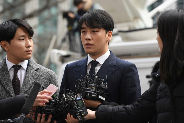 Seungri và Choi Jong Hoon cãi bất chấp với cảnh sát cho rằng mình chưa từng cưỡng hiếp và quay lén bất kì cô gái nào - Ảnh 1.