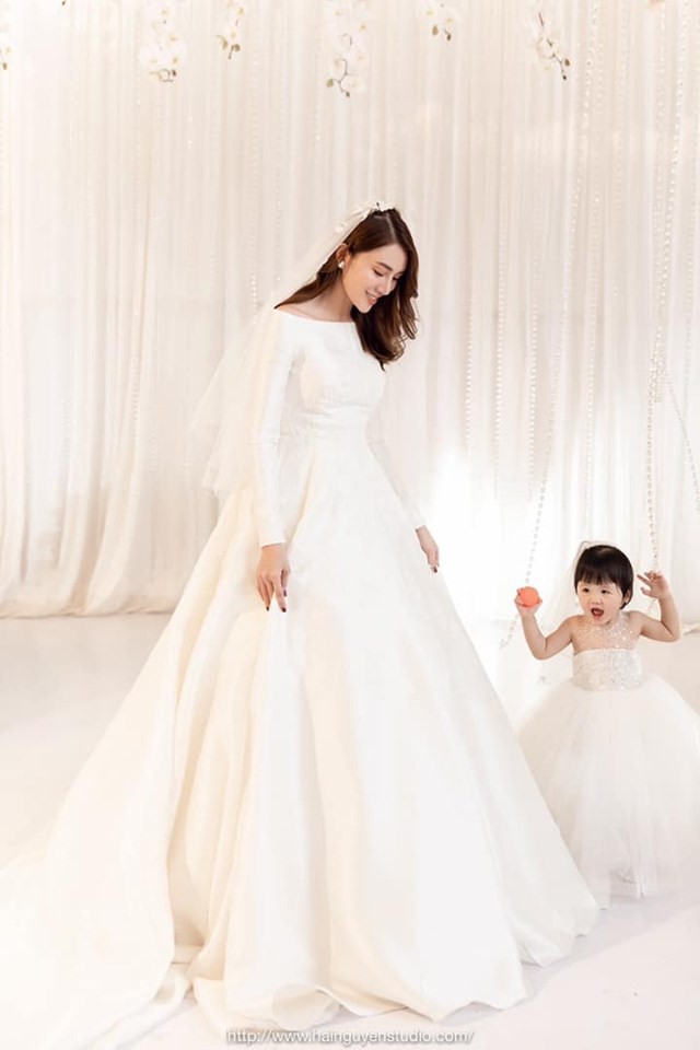 Ngắm bộ váy cưới Lọ Lem trị giá 400 triệu của Lê Hà, nhưng dân tình lại mê mẩn bộ váy trắng của công chúa tí hon bên cạnh cô - Ảnh 5.