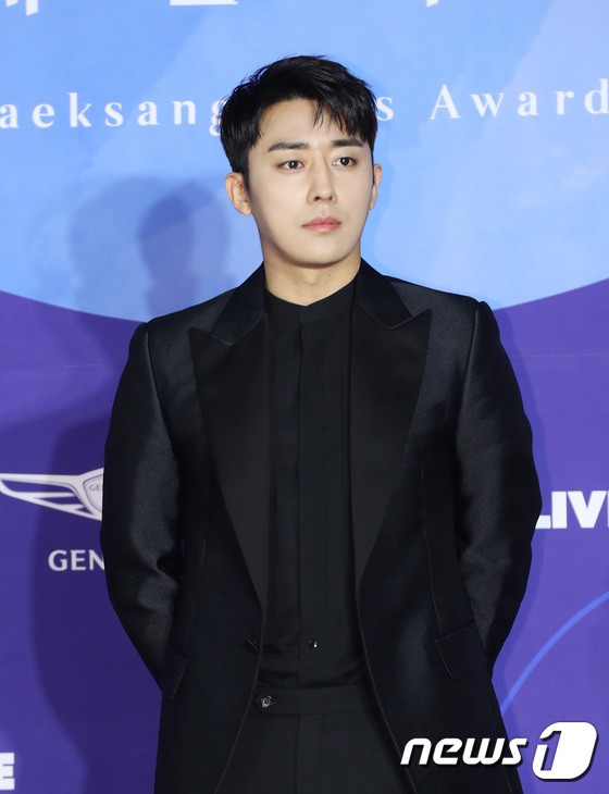 Thảm đỏ Baeksang 2019: Han Ji Min tái hợp bạn trai màn ảnh Hyun Bin, Nam Joo Hyuk - Jung Woo Sung - Ảnh 27.