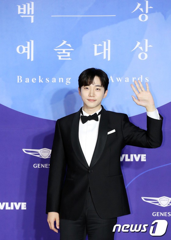 Thảm đỏ Baeksang 2019: Han Ji Min tái hợp bạn trai màn ảnh Hyun Bin, Nam Joo Hyuk - Jung Woo Sung - Ảnh 29.