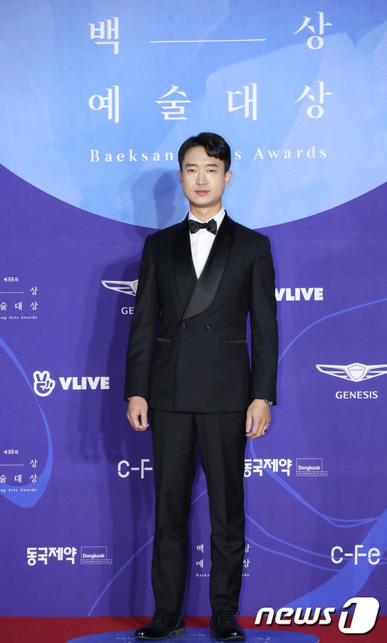 Thảm đỏ Baeksang 2019: Han Ji Min tái hợp bạn trai màn ảnh Hyun Bin, Nam Joo Hyuk - Jung Woo Sung - Ảnh 33.