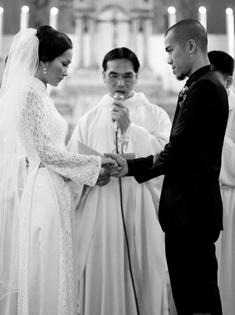 Út Ráng Kim Hiền: Từ nỗi đau bị chồng phản bội sau 2 tháng mặc áo cô dâu tới niềm hạnh phúc tìm thấy hoàng tử của đời mình sau 2 lần đò  - Ảnh 1.