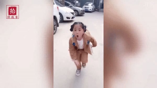 Hát nhép biểu cảm như thật và nhảy nhót điêu luyện, bé gái 7 tuổi đa tài khiến dân mạng cười không nhặt được mồm - Ảnh 2. Hát nhép biểu cảm như thật và nhảy nhót điêu luyện, bé gái 7 tuổi đa tài khiến dân mạng cười không nhặt được mồm - Ảnh 2.